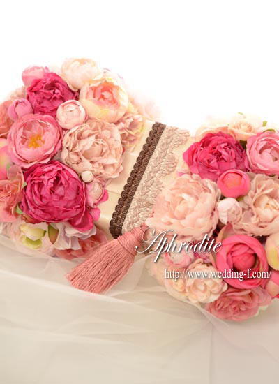 クラッチバッグブーケ リバーシブル 表はピンク濃淡 素敵な花嫁に贈る 賢いweddingブーケの選び方
