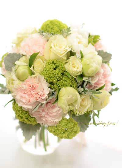 クラッチブーケ 白グリーン 極淡ピンク 素敵な花嫁に贈る 賢いweddingブーケの選び方
