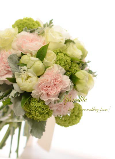 クラッチブーケ 白グリーン 極淡ピンク 素敵な花嫁に贈る 賢いweddingブーケの選び方