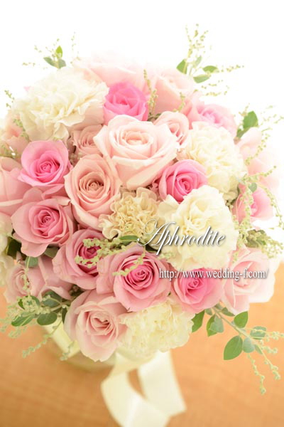 クラッチブーケ フェミニンな白ピンク 素敵な花嫁に贈る 賢いweddingブーケの選び方