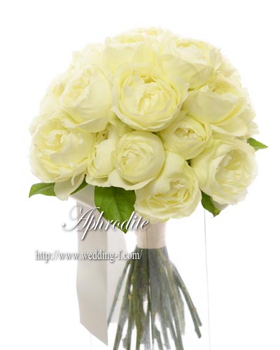 白バラのクラッチブーケ ブルゴーニュ 素敵な花嫁に贈る 賢いweddingブーケの選び方