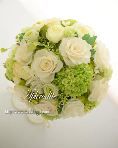 白グリーンのラウンドブーケプリザ+シルク   素敵な花嫁に贈る