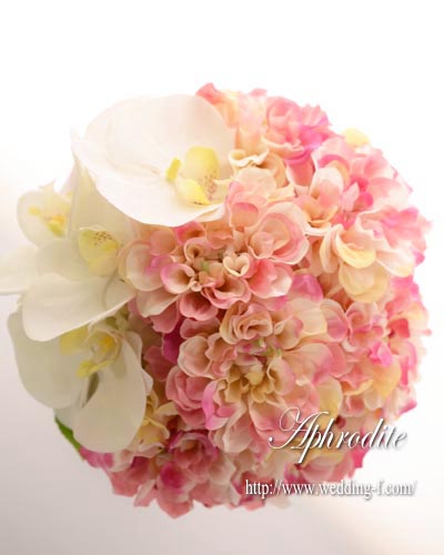 和装用クラッチブーケ「ダリア+胡蝶蘭」 | 素敵な花嫁に贈る