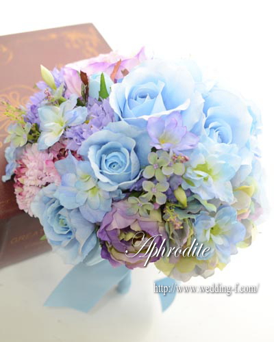 トスブーケ 水色 紫 サイズはバレーボール 素敵な花嫁に贈る 賢いweddingブーケの選び方