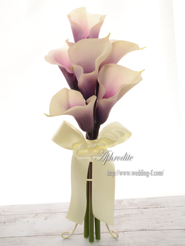 紫カラーのクラッチ アーム ブーケ 素敵な花嫁に贈る 賢いweddingブーケの選び方