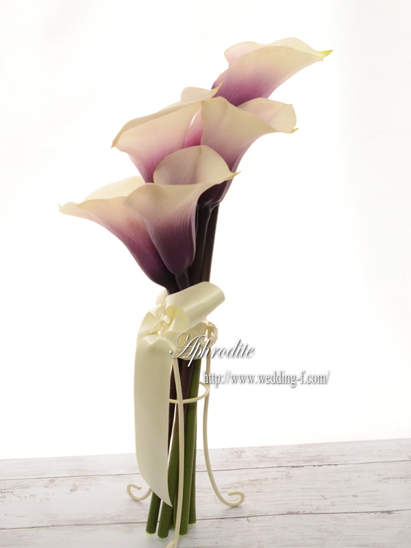 紫カラーのクラッチ（アーム）ブーケ | 素敵な花嫁に贈る〜賢いWedding