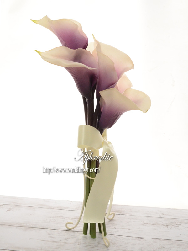 紫カラーのクラッチ（アーム）ブーケ | 素敵な花嫁に贈る〜賢いWedding